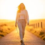 Frau geht bei Sonnenaufgang neuen Weg – erste Schritte zum Traummann Teil 1