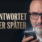 Frau wartet auf eine Nachricht auf ihrem Handy - Antwortzeit eines Mannes deuten