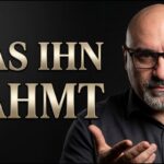 Mann und Frau nebeneinander auf der Couch mit Abstand, Körpersprache Nähe, er traut sich nicht den ersten Schritt zu machen