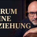 Frau 40+ sitzt allein am Küchentisch und schaut nachdenklich auf ihr Handy: warum er Nähe will, aber keine Bindung
